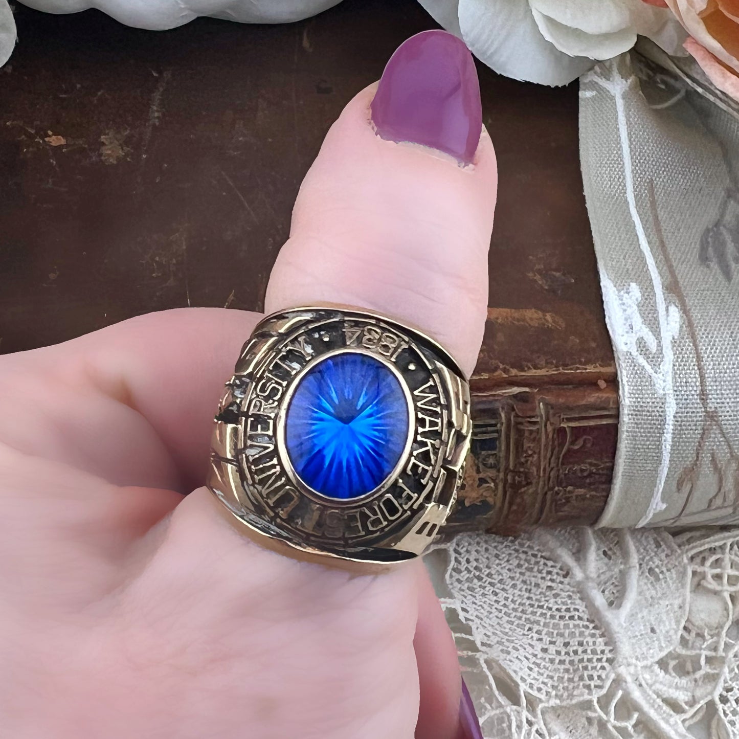 Voluminoso class ring in oro e spinello sintetico della Wake Forest University 1977