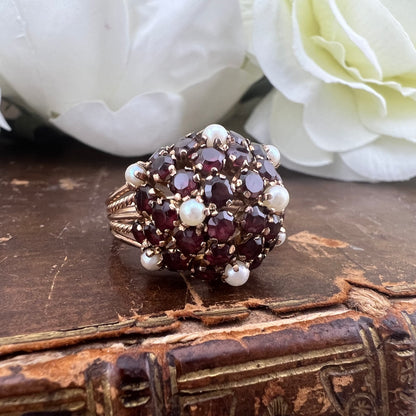 Anello vintage a cupola bombé con granati e perle – USA anni ’50