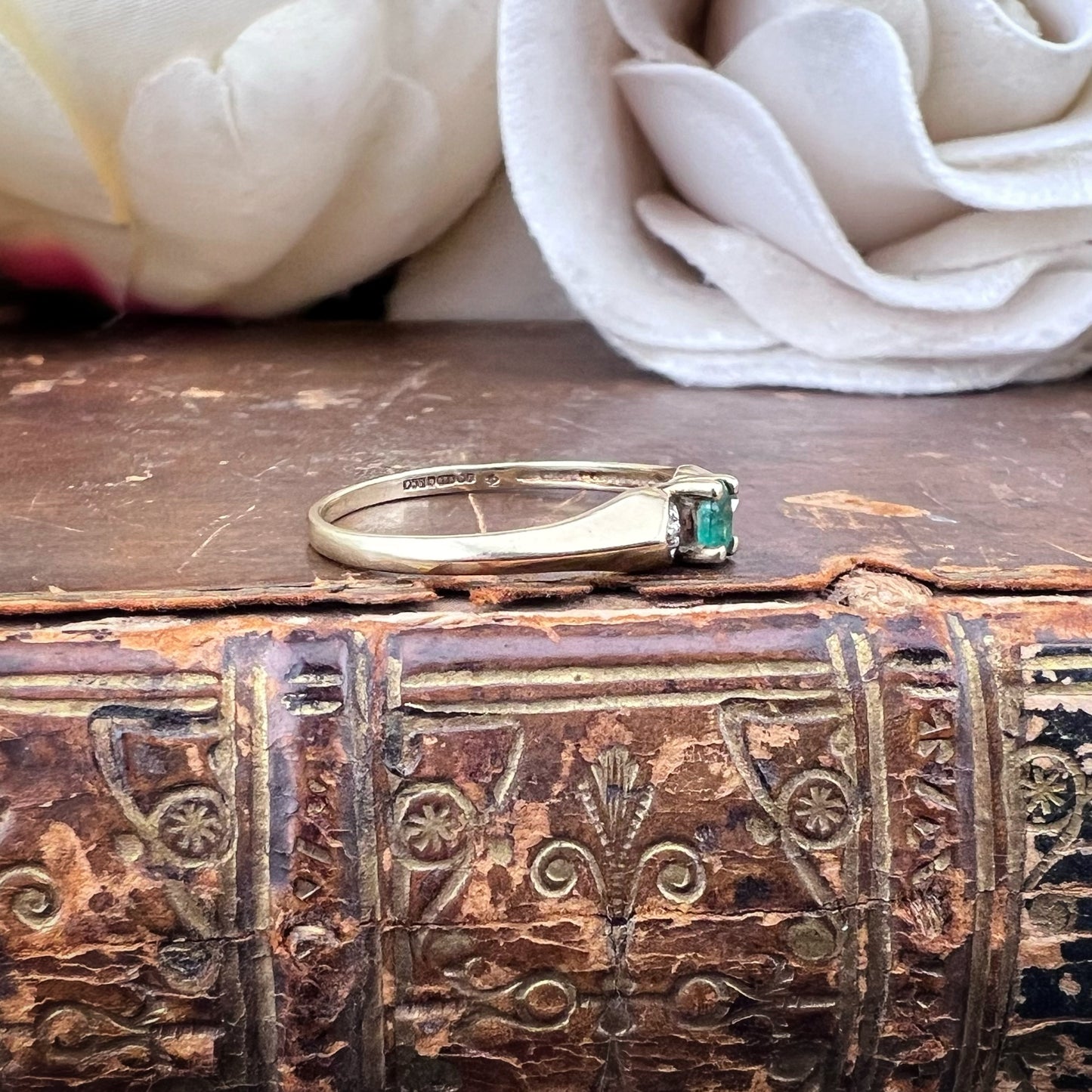 Anello Trilogy con Smeraldo e Diamanti