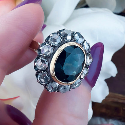 Grande anello margherita con zaffiro teal 3.80 ct e diamanti a rosetta per 1.20-1.30 ct in oro giallo 18k