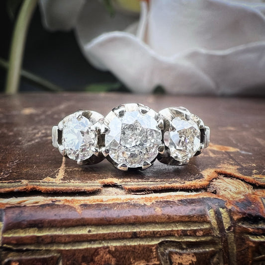 Anello Antico Trilogy con Diamanti Old Mine Cut – Montatura in Oro Bianco 18 kt