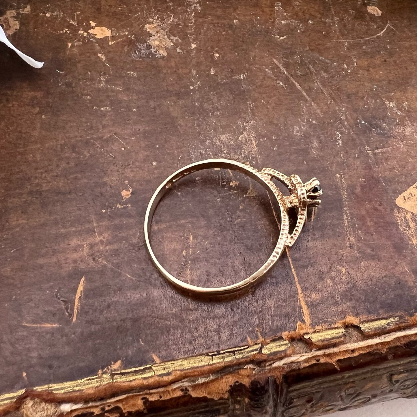 Anello in oro giallo 9 ct e zaffiri. Londra 1980