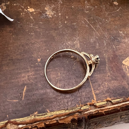 Anello in oro giallo 9 ct e zaffiri. Londra 1980