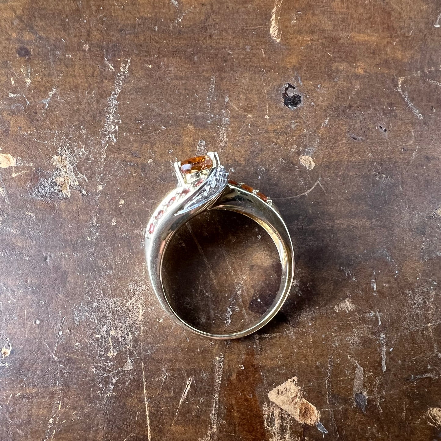 Anello inglese vintage in oro 9 ct. con citrino arancio, opali di fuoco e diamanti