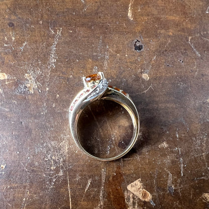 Anello inglese vintage in oro 9 ct. con citrino arancio, opali di fuoco e diamanti