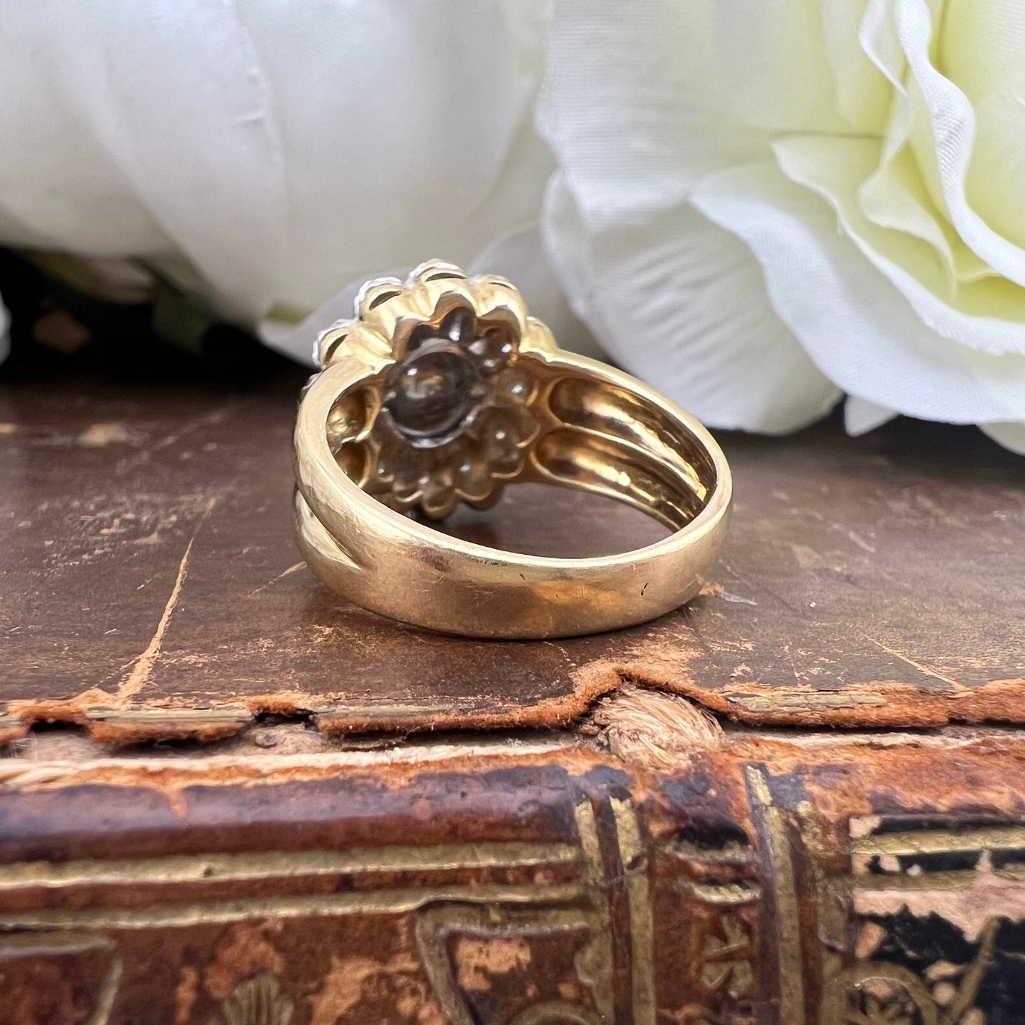 Anello Vintage Fiore in Oro 18K con Diamanti. Italia anni 80