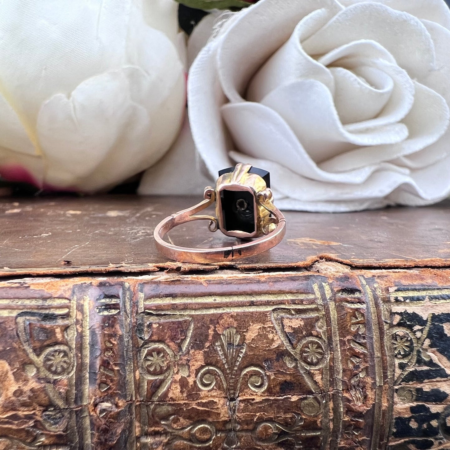 Anello eduardiano in oro e onice con lettera D
