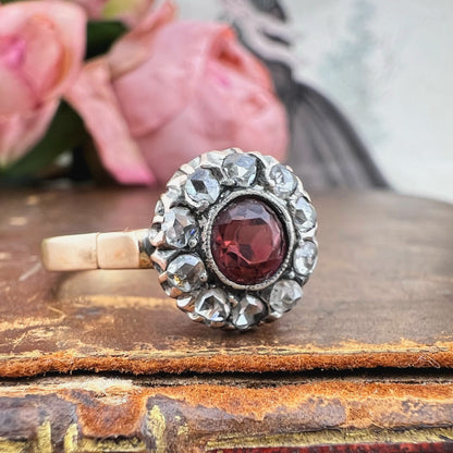 Anello margherita con granato rosato e diamanti, oro 18k – Italia, anni ’40