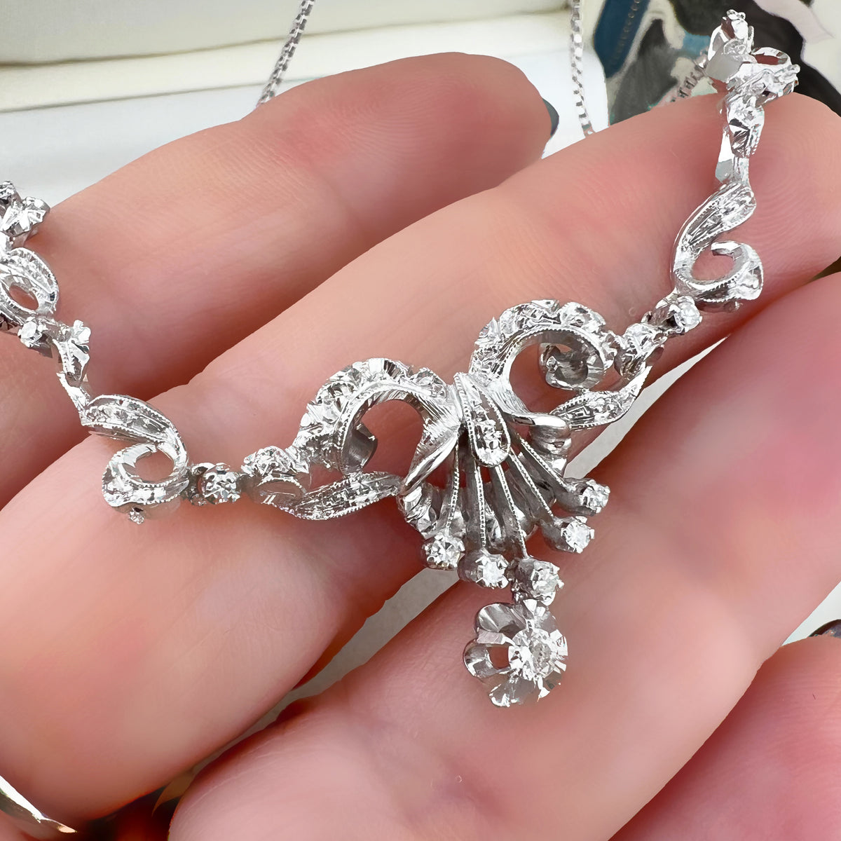Collier in oro bianco 18k e diamanti a volute – Italia, circa 1950