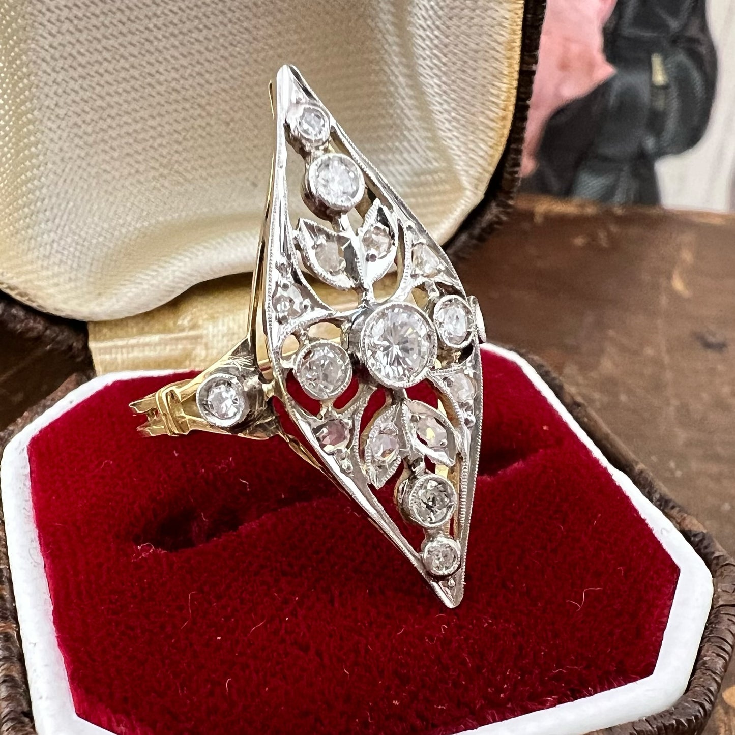 Anello edoardiano con diamanti in oro giallo 18k e platino, c. 1910
