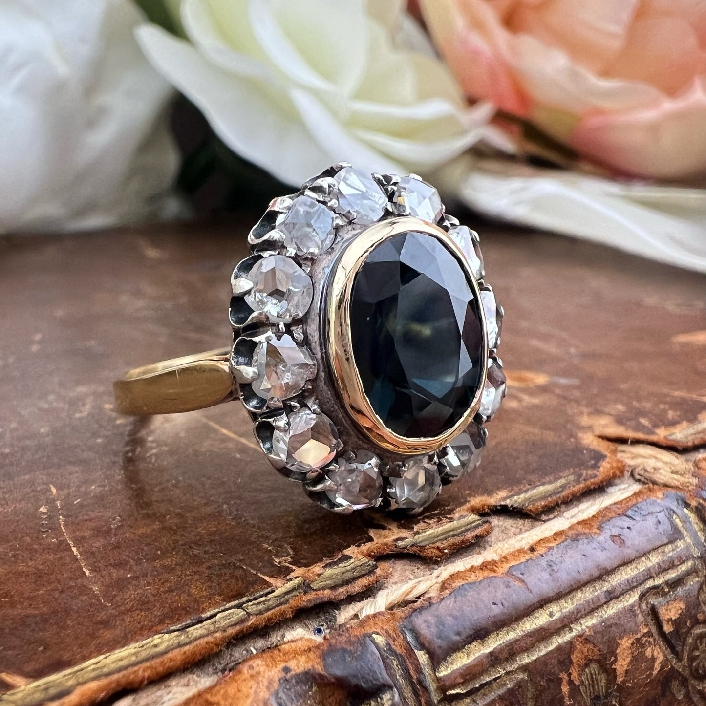 Grande anello margherita con zaffiro teal 3.80 ct e diamanti a rosetta per 1.20-1.30 ct in oro giallo 18k