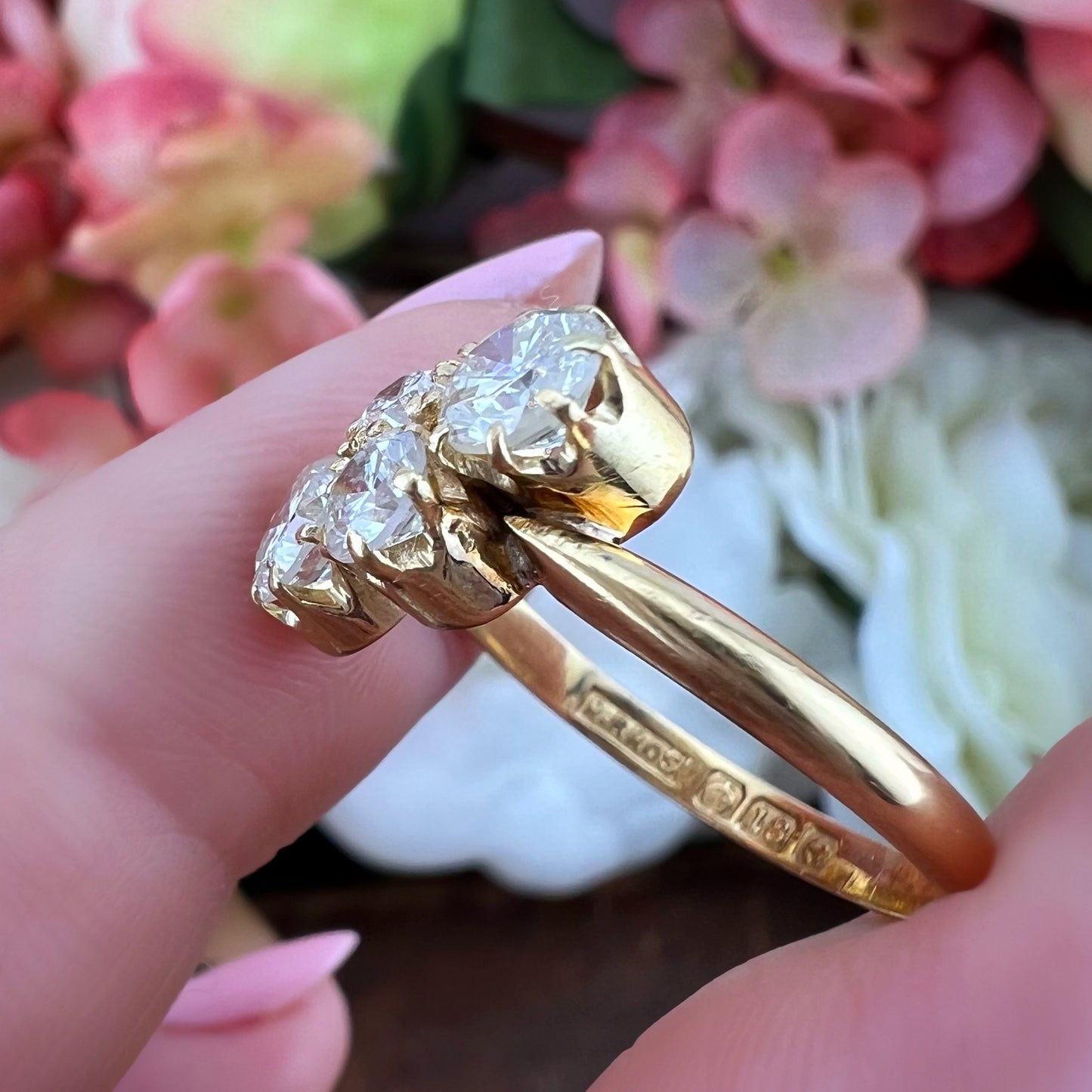 Anello vintage a quattro diamanti in oro giallo 18 carati