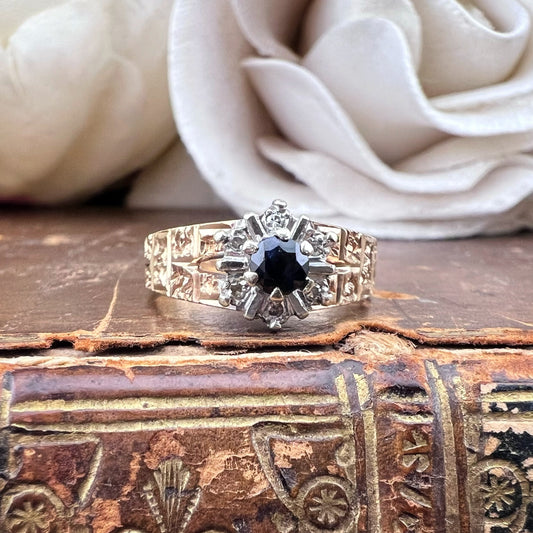 Anello Margherita in oro giallo e bianco con zaffiro e diamanti – Birmingham, 1976