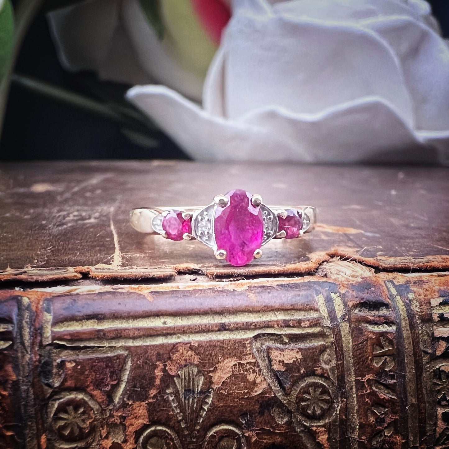 Anello inglese in oro rubino e diamanti c. 1980