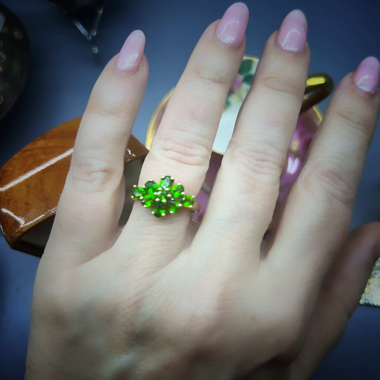 Anello vintage a margherita in oro giallo e cromodiopside