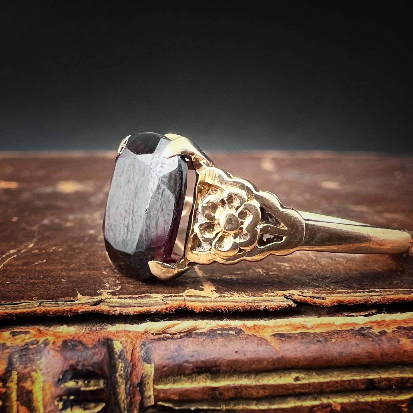 Anello Vintage Inglese in oro 9 ct con Granato Londra 1963