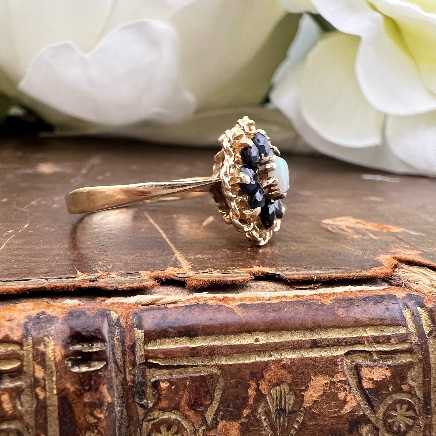 Anello vintage margherita in oro 9 ct con zaffiri e opale – Londra 1979