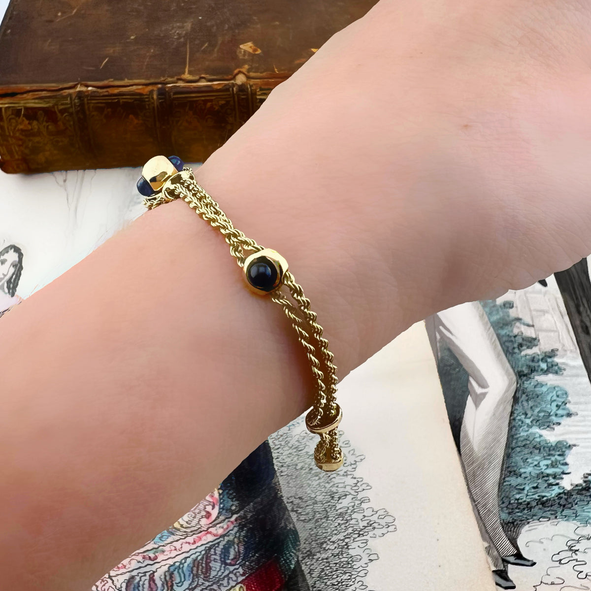 Bracciale in oro 18 ct a doppia corda con zaffiri. Italia 1970-80.