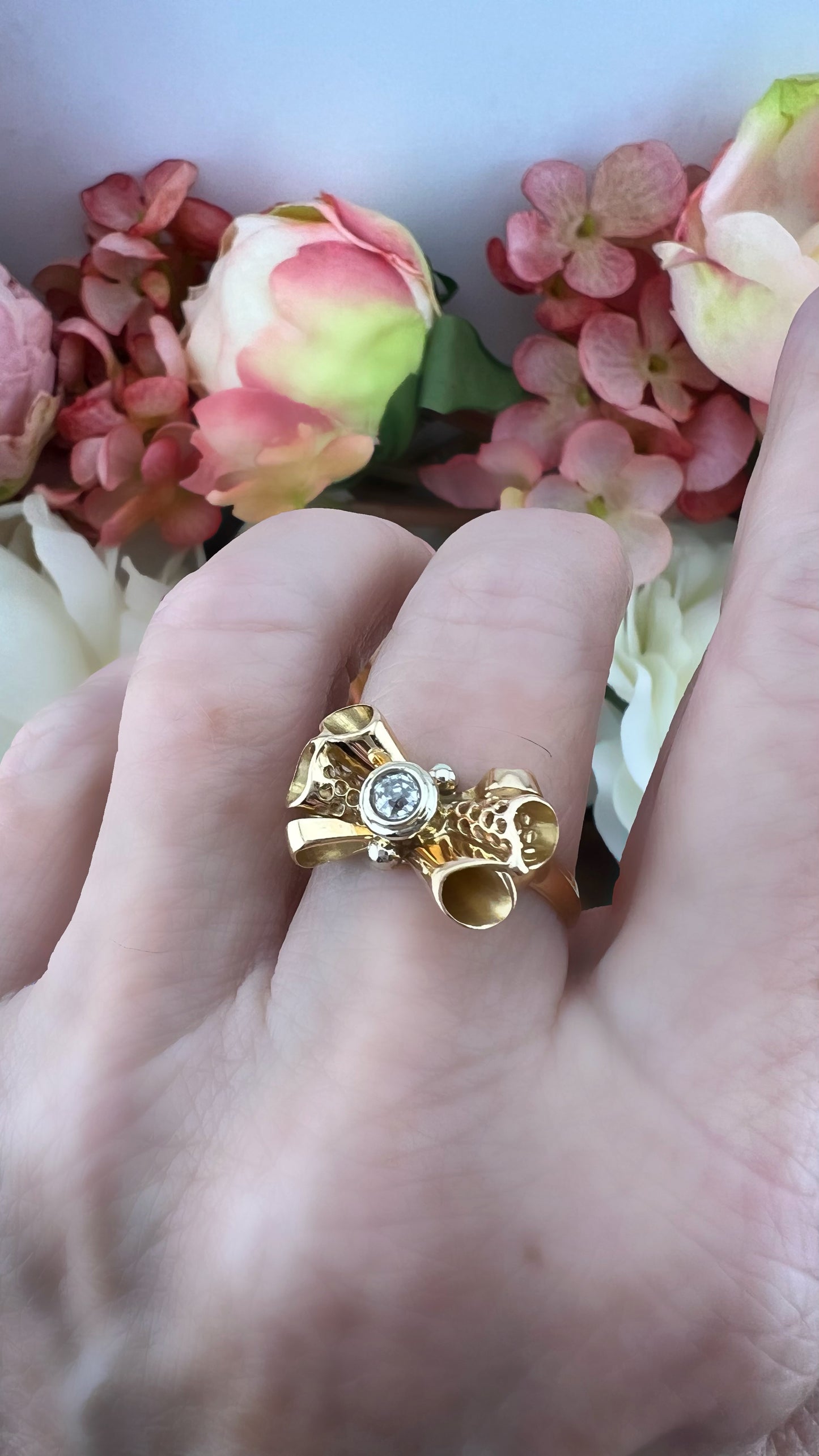 Anello a fiocco pre 1934 in oro 18k e diamante Old Mine