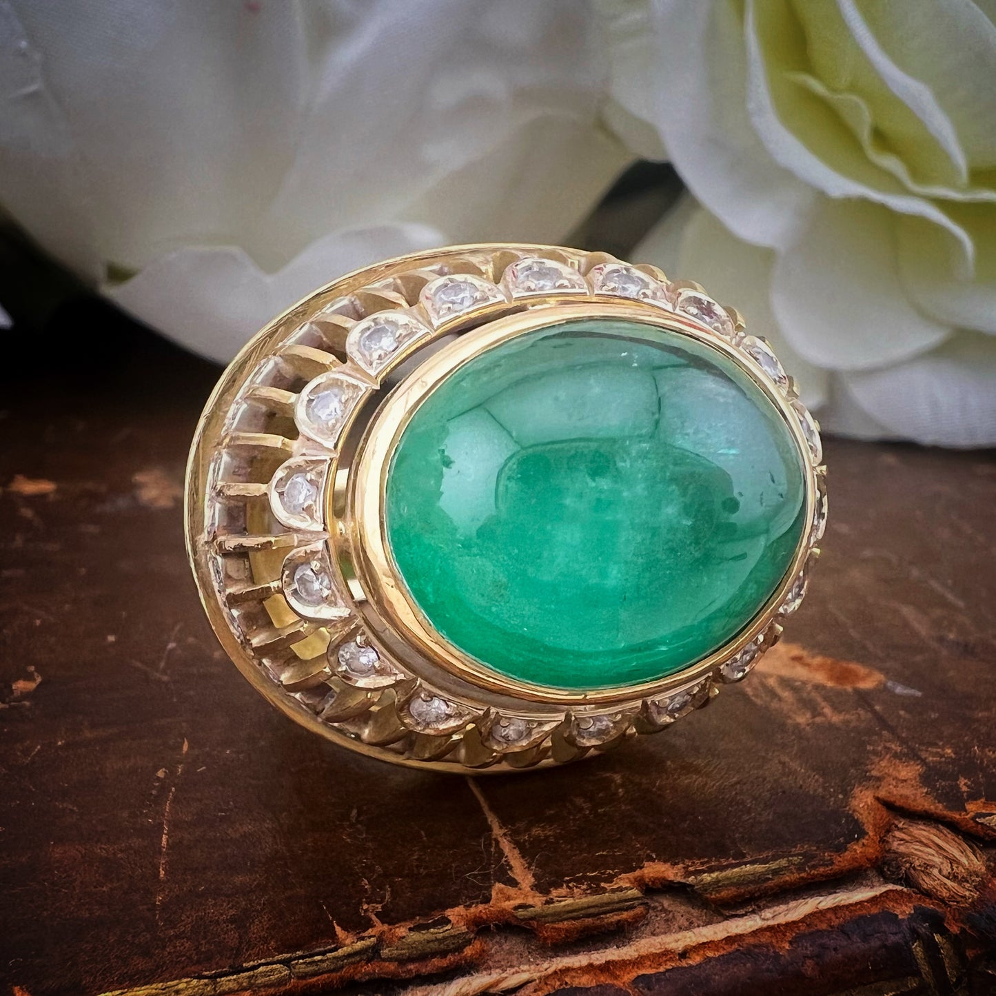 Imponente smeraldo cabochon da 20 ct su oro 18 ct e diamanti