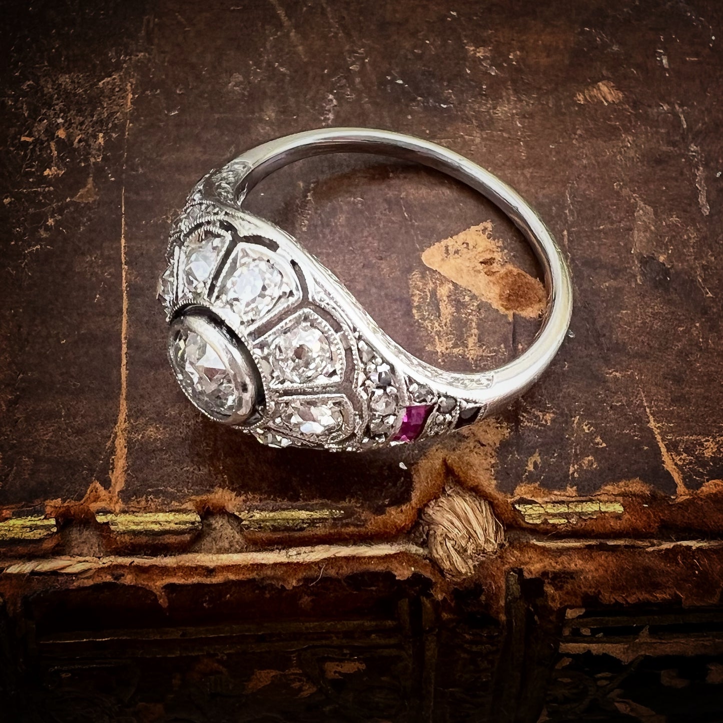 Anello anni ‘20-‘30 in platino con diamanti old mine ct 1.60 totali e rubini