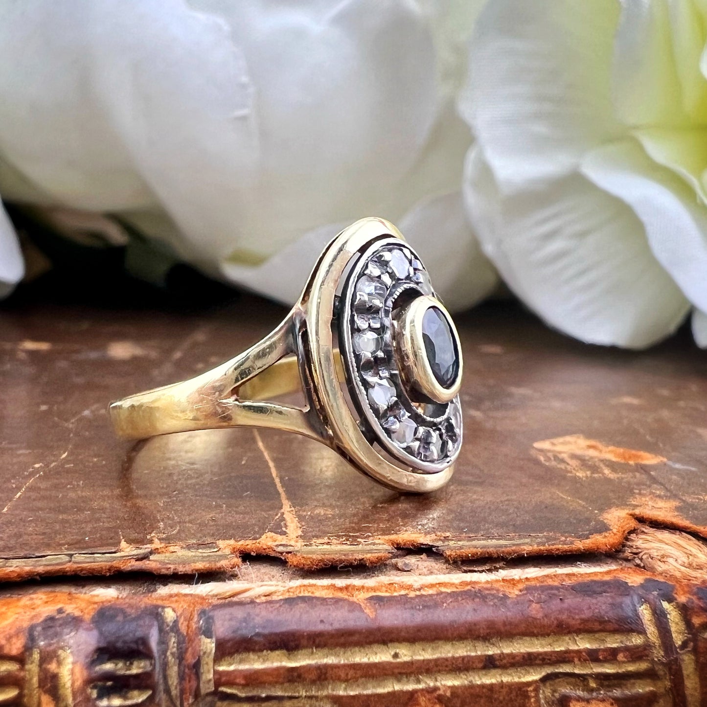 Anello Margherita ovale in oro 18 ct, zaffiro e diamanti a rosetta