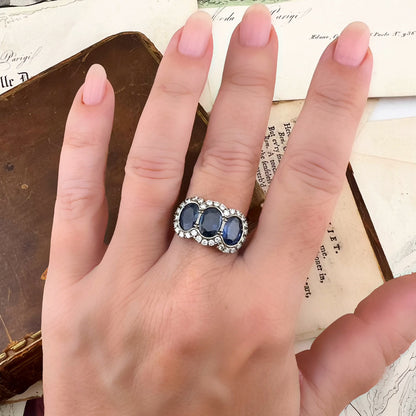 Grande anello trilogy con tre zaffiri naturali per 5 ct e diamanti – Italia, circa 1970 oro 18k