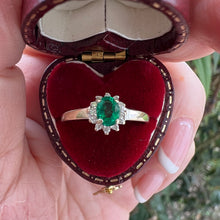 Carica l&#39;immagine nel visualizzatore di Gallery, Anello a margherita in oro 18 carati con smeraldo e diamanti
