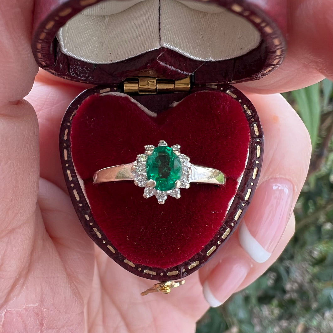 Anello a margherita in oro 18 carati con smeraldo e diamanti