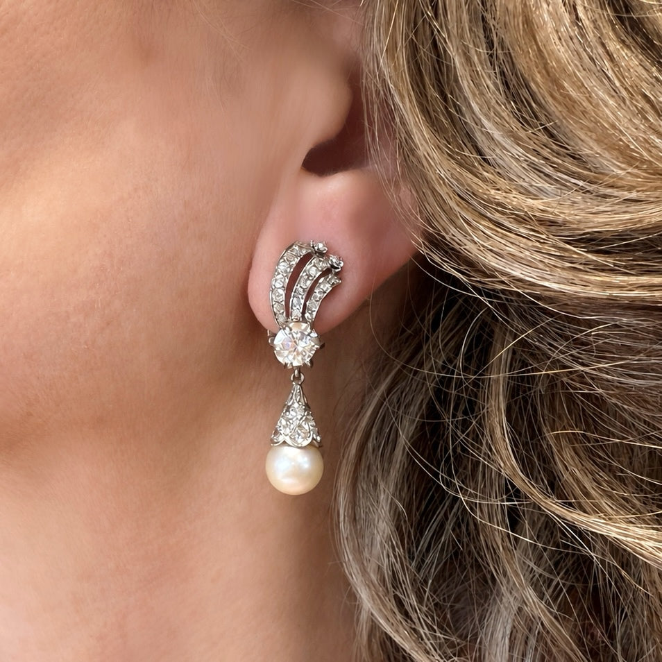 Orecchini Pendenti tardo Art Déco in Oro Bianco 18 ct con Diamanti e Perle Akoya