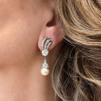Orecchini Pendenti tardo Art Déco in Oro Bianco 18 ct con Diamanti e Perle Akoya