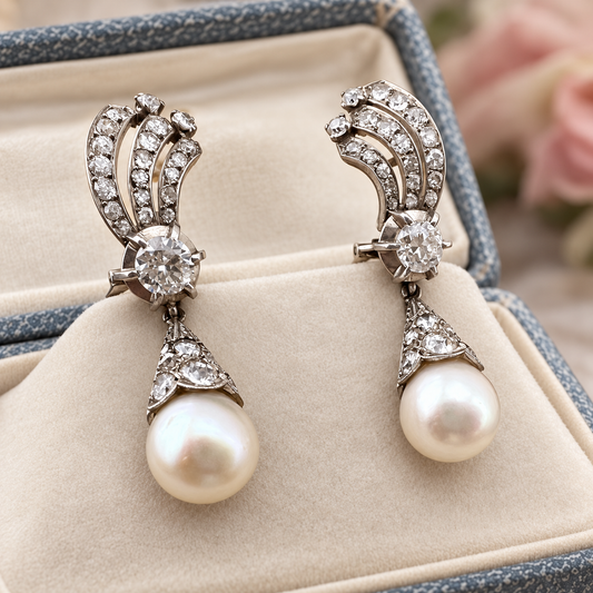 Orecchini Pendenti tardo Art Déco in Oro Bianco 18 ct con Diamanti e Perle Akoya