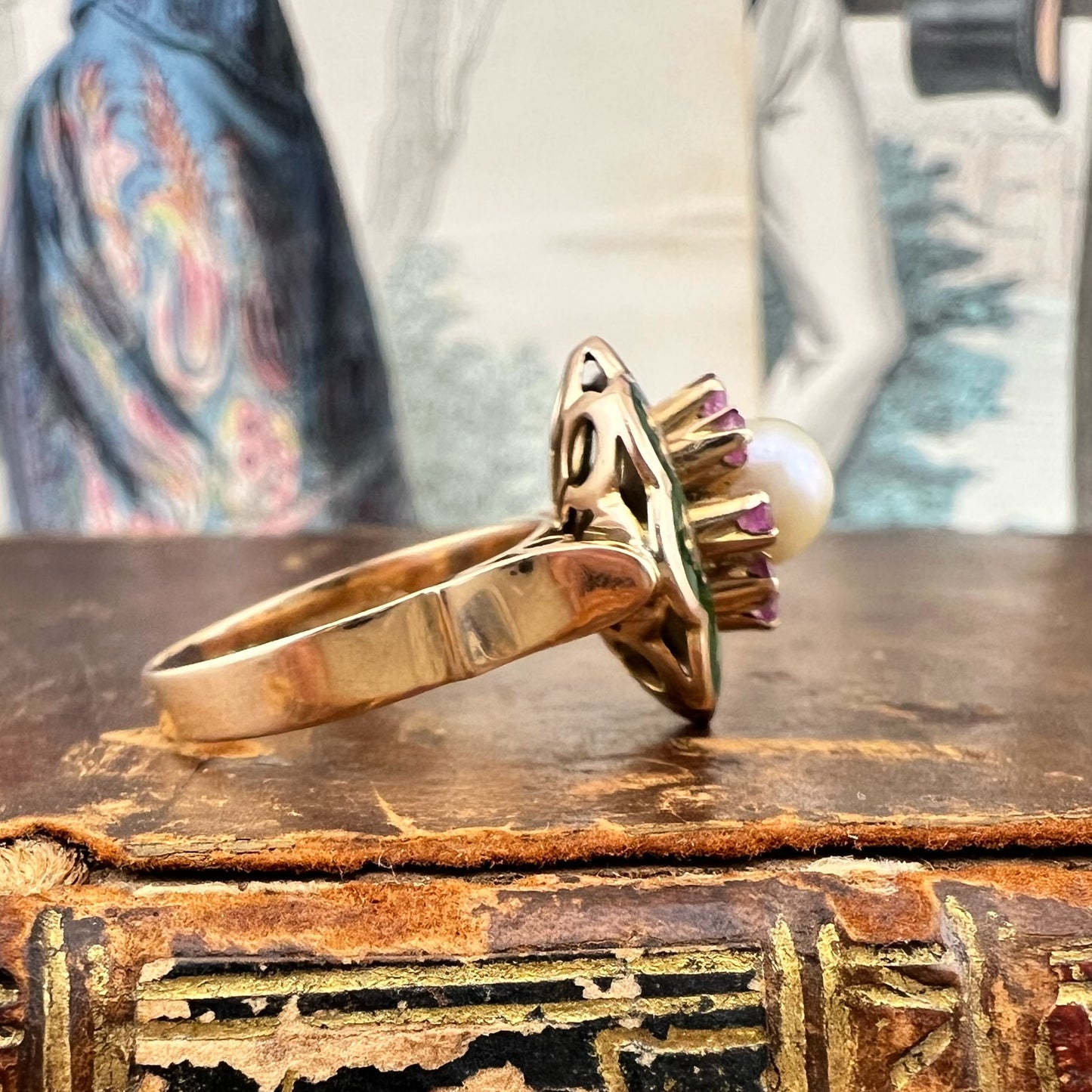 Anello a fiore in oro 18k con perla, rubini e smalto verde – Italia, circa anni ’60