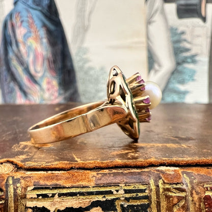 Anello a fiore in oro 18k con perla, rubini e smalto verde – Italia, circa anni ’60