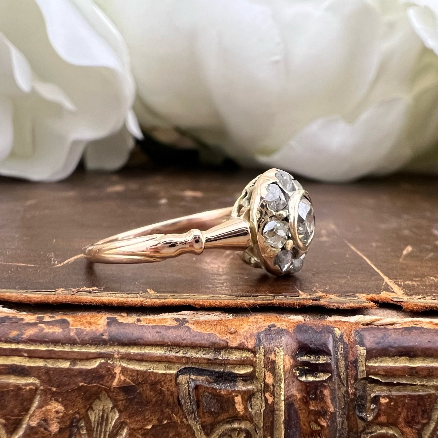 Anello antico in oro giallo con diamante Old Mine e corona di rose cut – Italia, primi ‘900