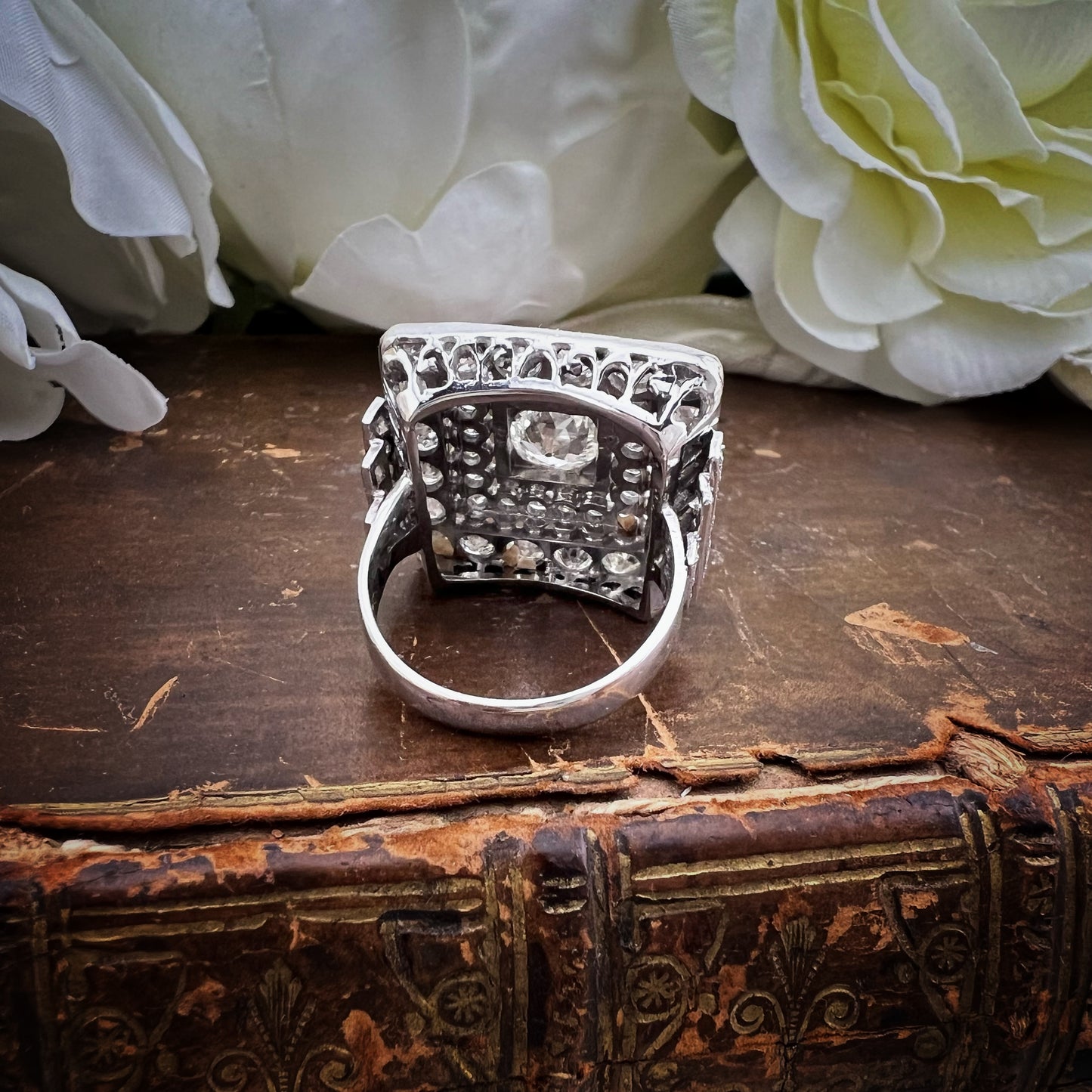 Anello importante Art Déco a gradini con diamanti old mine per circa 4 ct