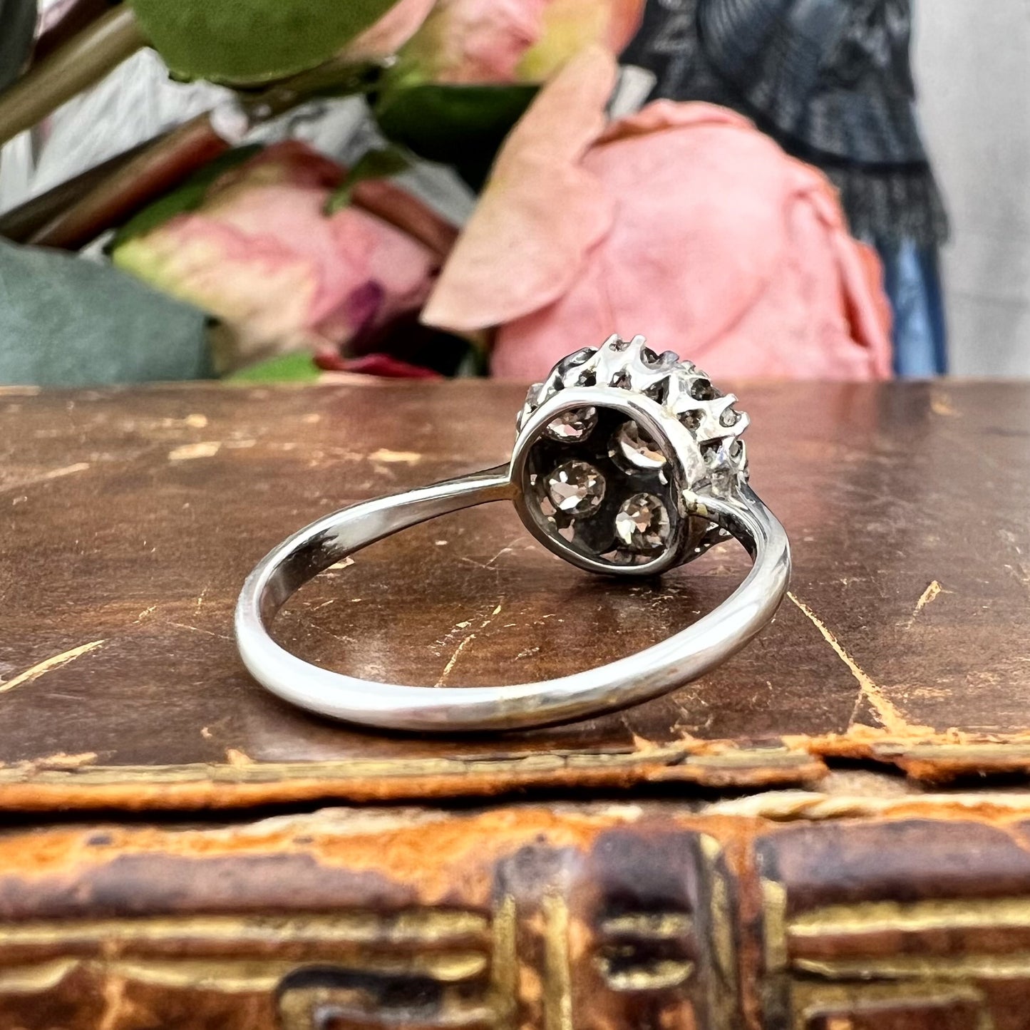 Anello a margherita con diamanti antichi old mine in oro bianco 18 kt e platino, Europa, circa 1920