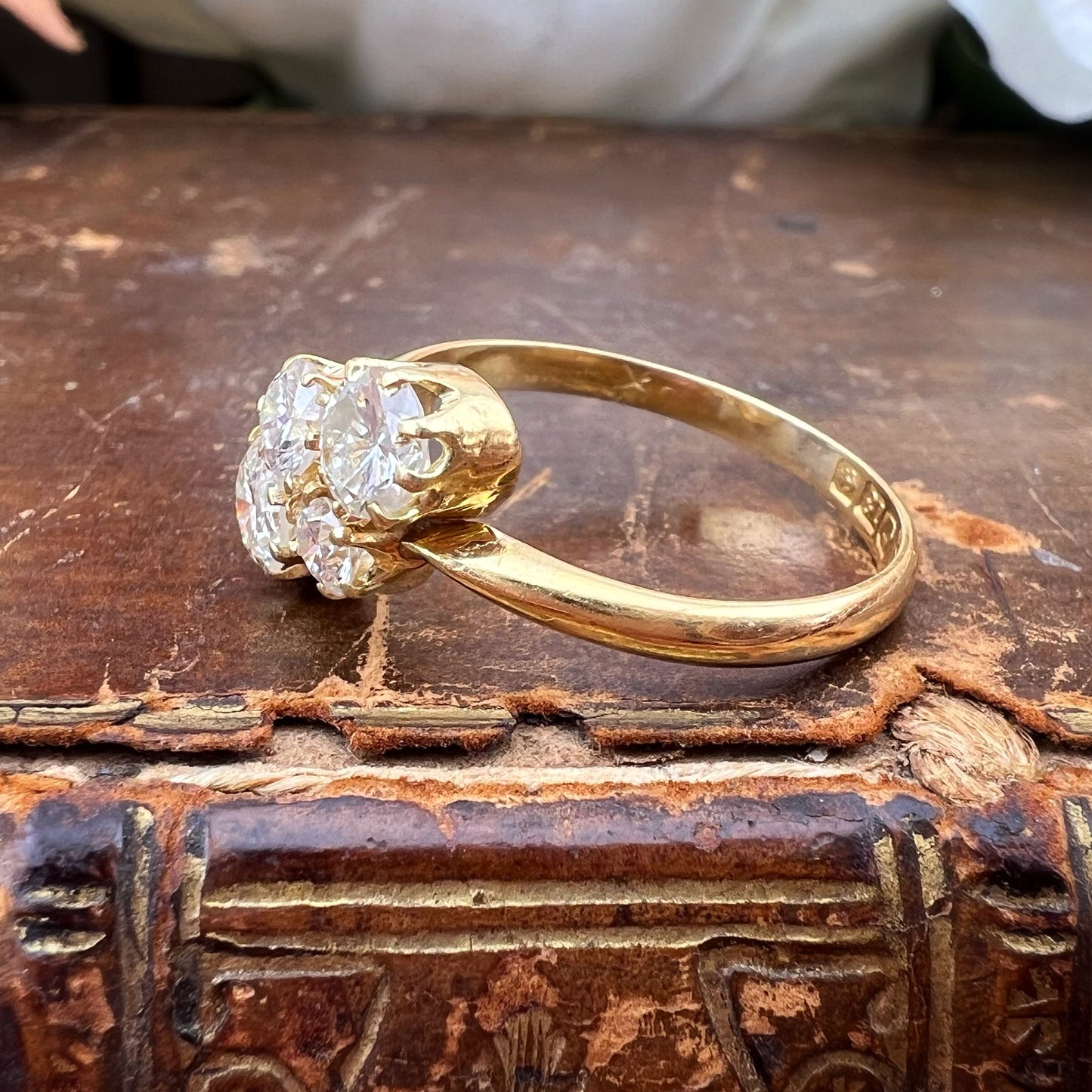 Anello vintage a quattro diamanti in oro giallo 18 carati