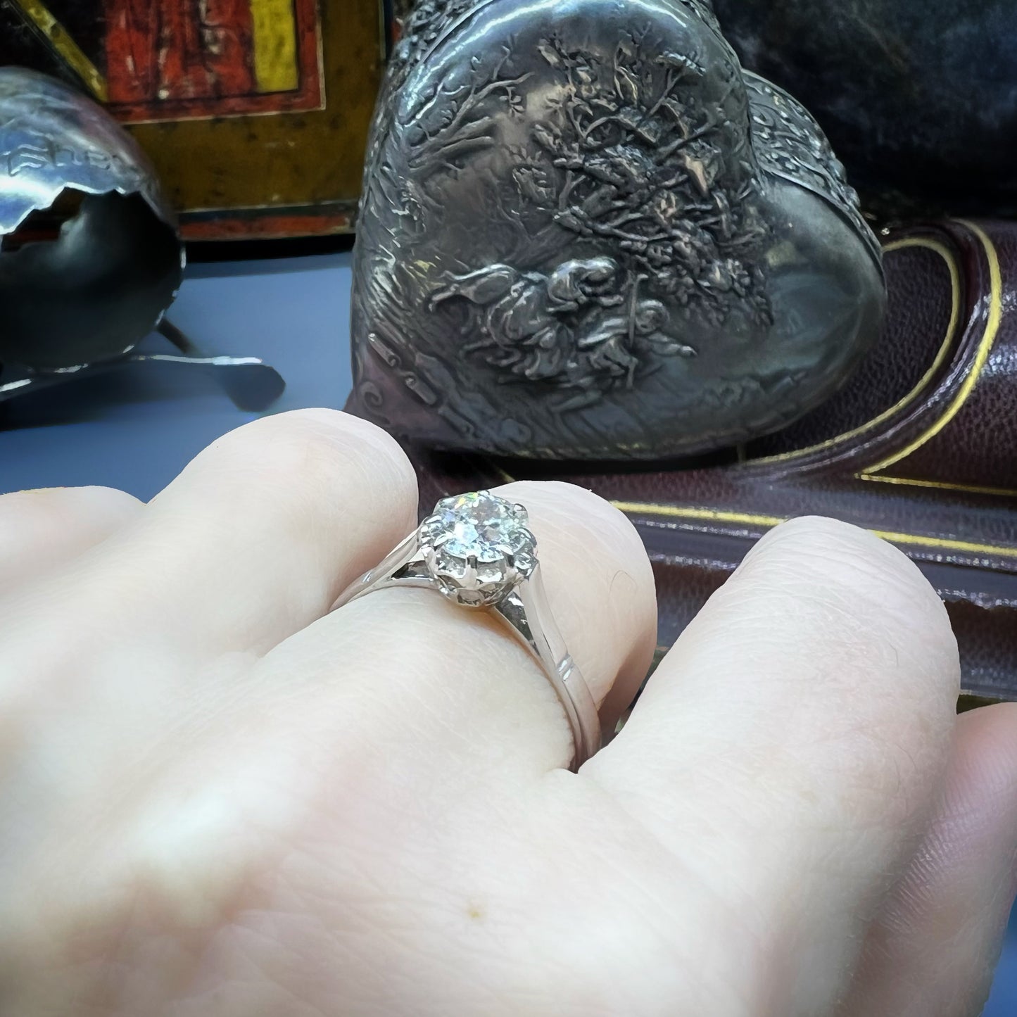 Anello solitario vintage in oro bianco 18k e diamante Old Mine 0.82 ct – Italia, anni 1930–40