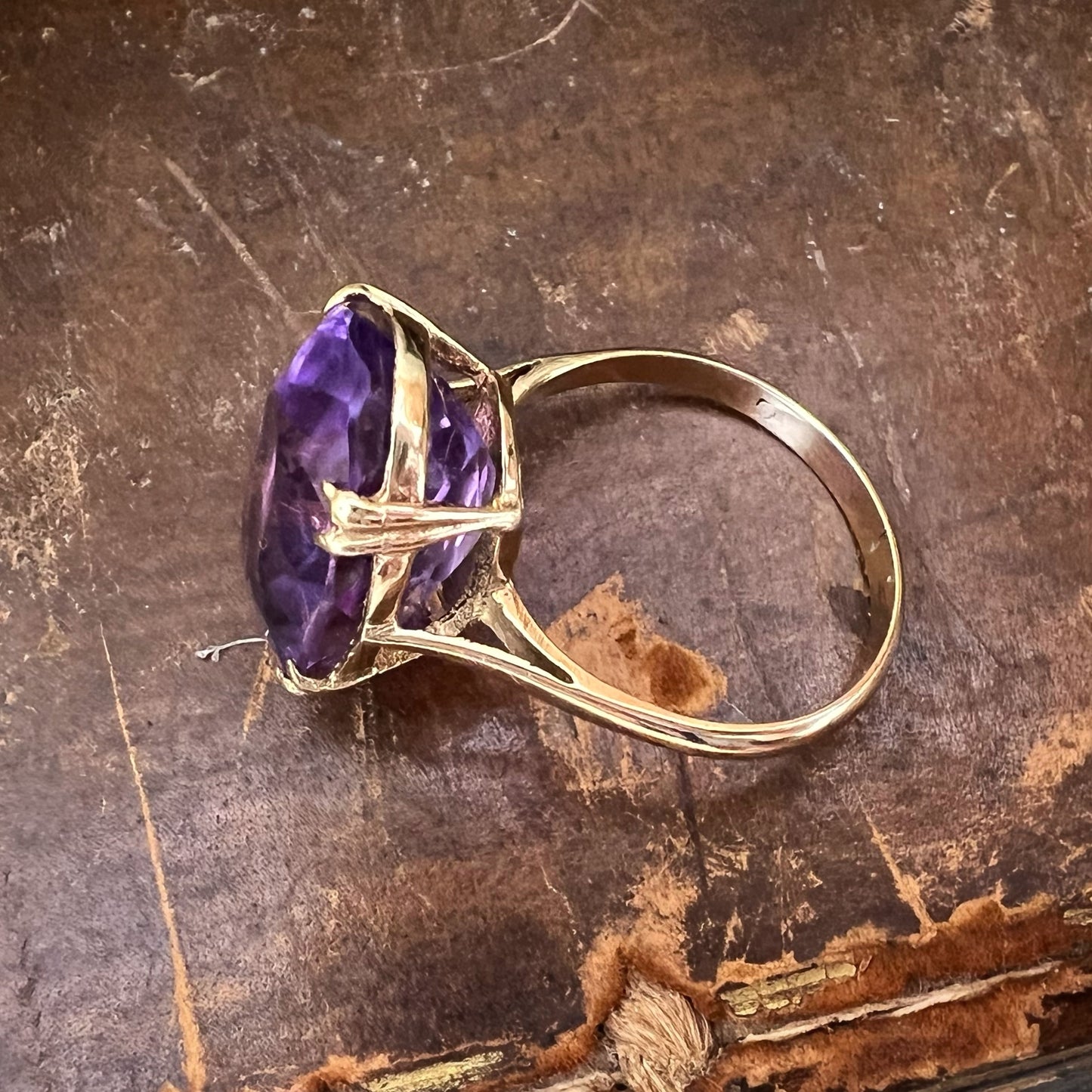 Anello cocktail in oro 9k con ametista taglio ovale ct 9.6, Inghilterra anni ‘60