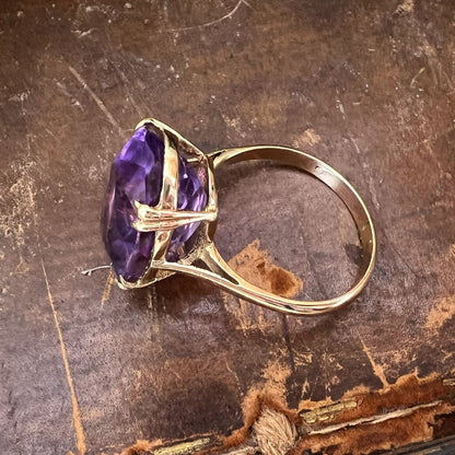 Anello cocktail in oro 9k con ametista taglio ovale ct 9.6, Inghilterra anni ‘60