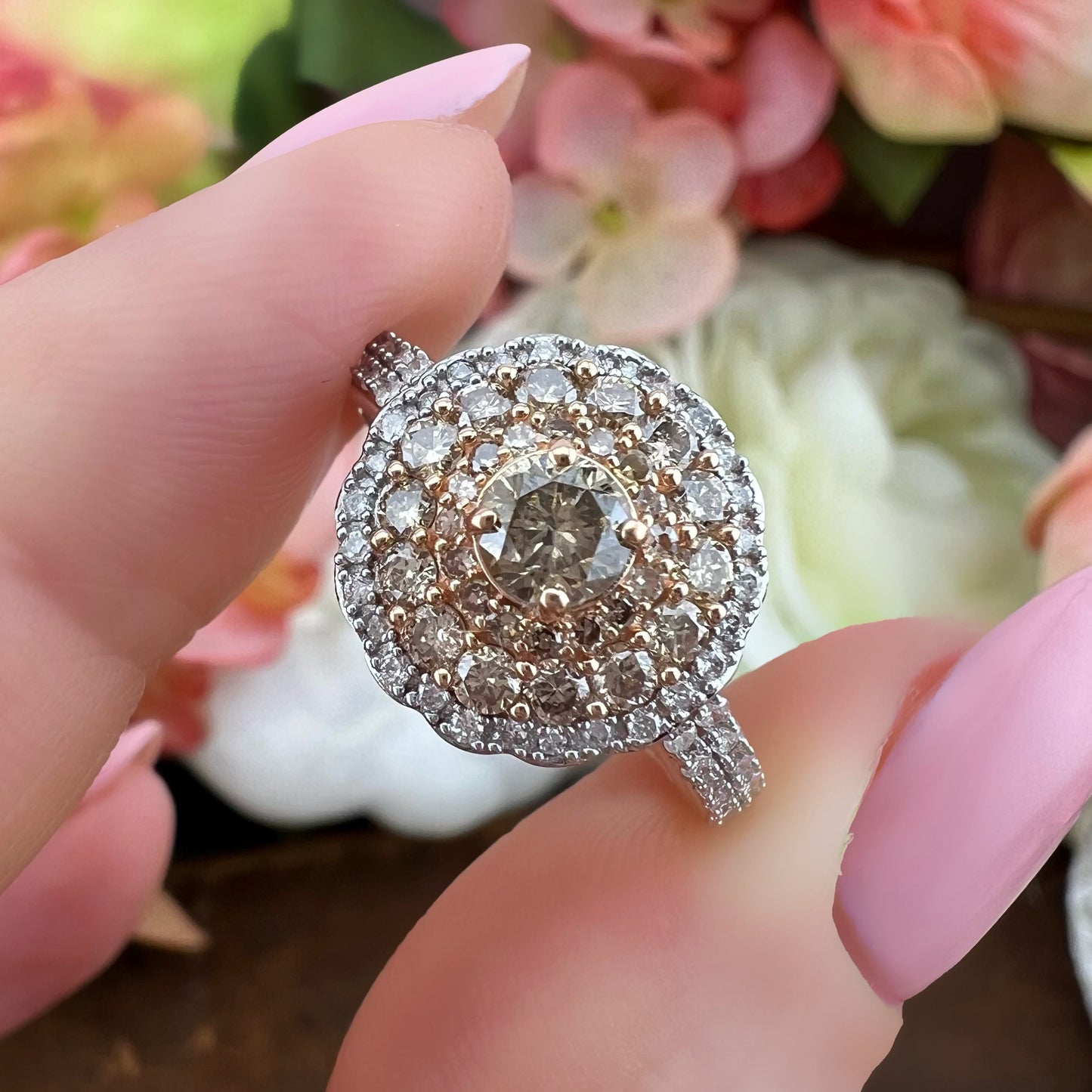 Anello vintage in oro 9k e diamanti bianchi e brown.