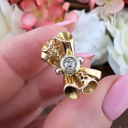 Anello a fiocco pre 1934 in oro 18k e diamante Old Mine