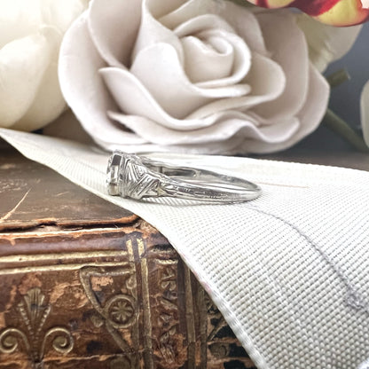 Anello solitario Art Déco in oro bianco 18 ct con diamante old mine cut