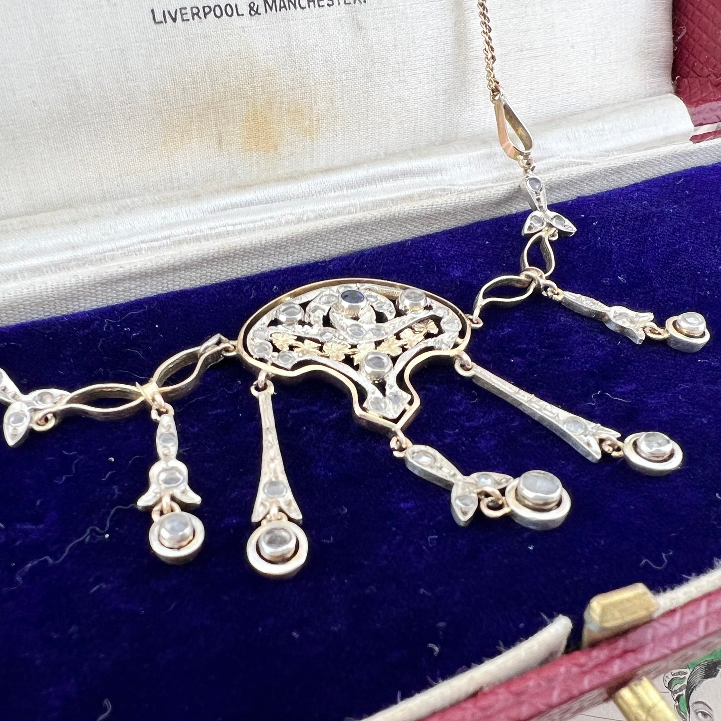 Collier Art Nouveau in oro 9 carati e argento con diamanti a taglio rosa e zaffiro centrale