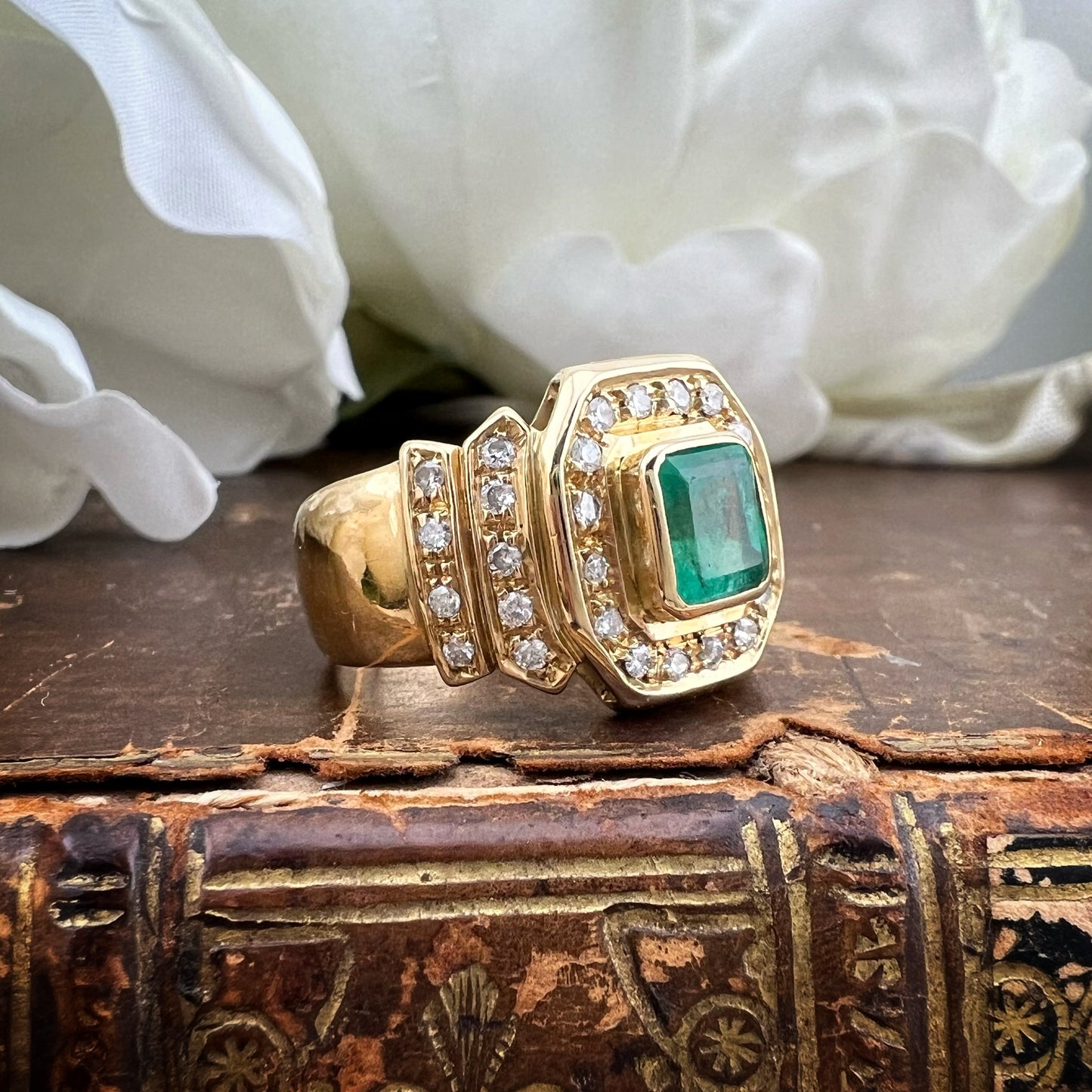 Anello ottagono smeraldo e diamanti oro 18 ct