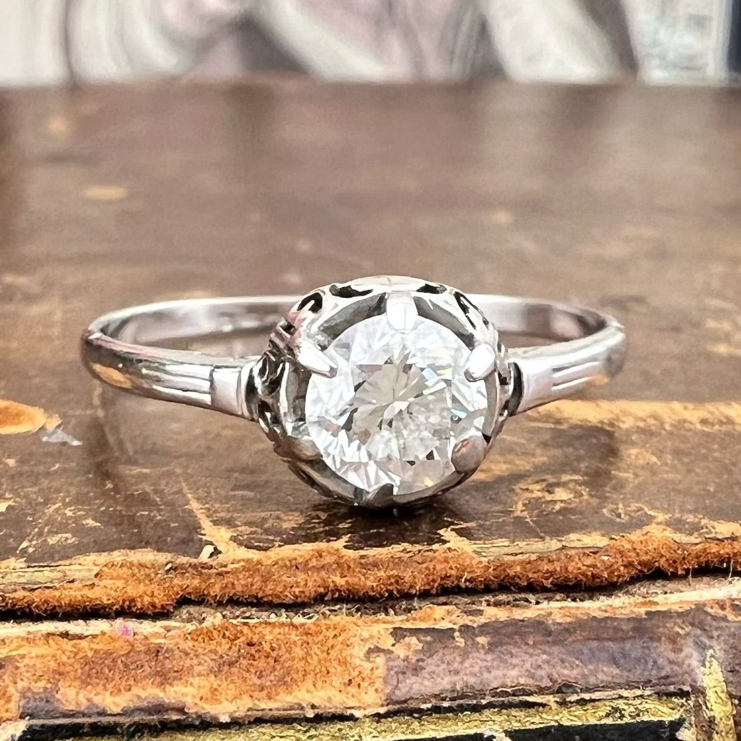 Anello solitario anni 1920/30 in oro bianco 18 kt con diamante Old European Cut da 0,50 ct