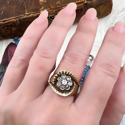 Anello a volute in oro 18k con margherita di diamanti – Italia, circa 1940