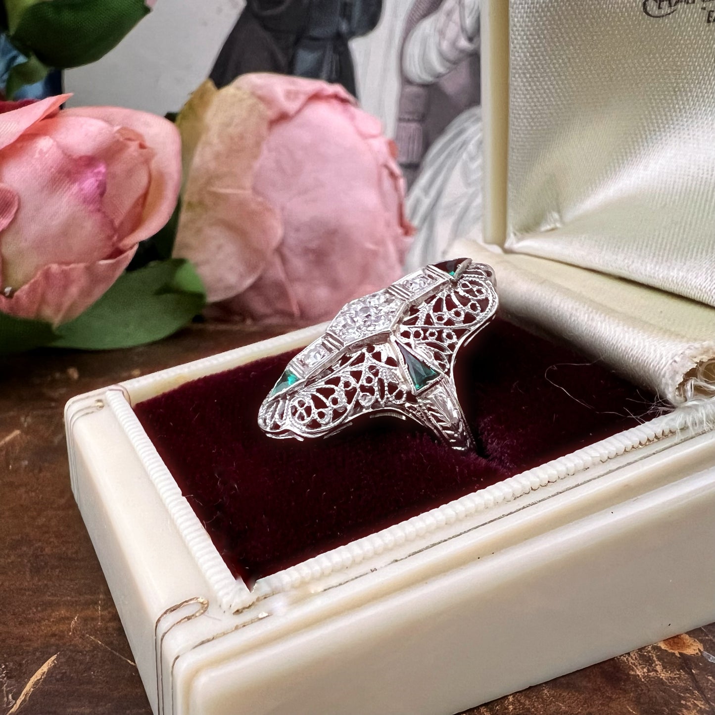 Anello Art Déco in oro bianco 18k con diamanti e smeraldi – pezzo unico d’epoca con scatola originale.