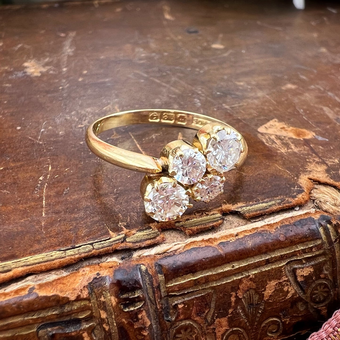 Anello vintage a quattro diamanti in oro giallo 18 carati